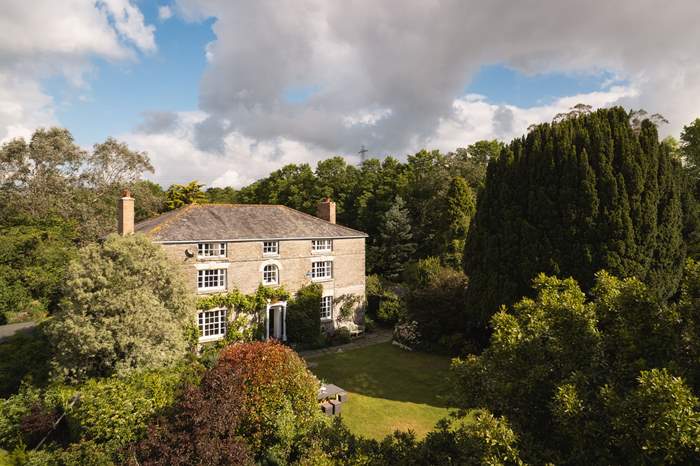 Lemail is a 4 bedroom, dog friendly cottage near Wadebridge, North Cornwall.