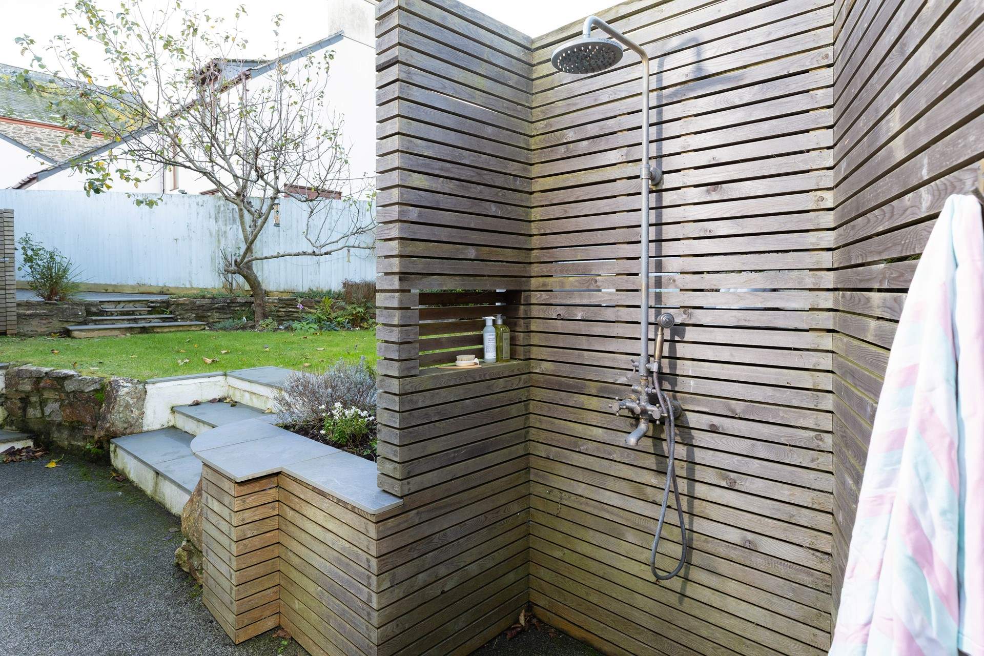 Potter up from the beach in your wetsuit and use the hot outside shower to wash away the salt and sand. 