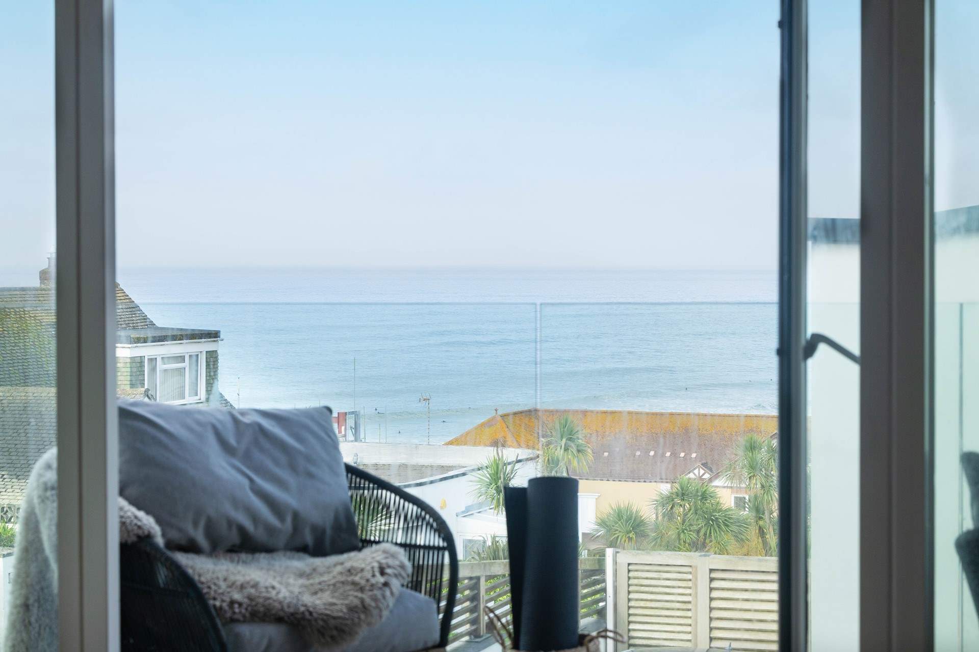 Enjoy sitting on the balcony and looking at the rolling surf. 