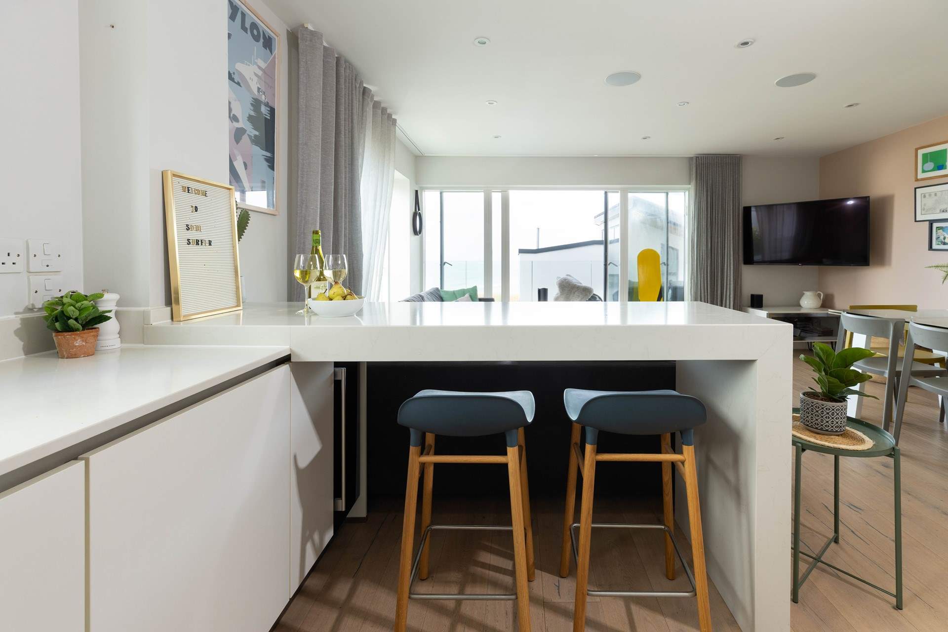 Perch at the breakfast-bar with your morning coffee, looking at the breaking waves. 