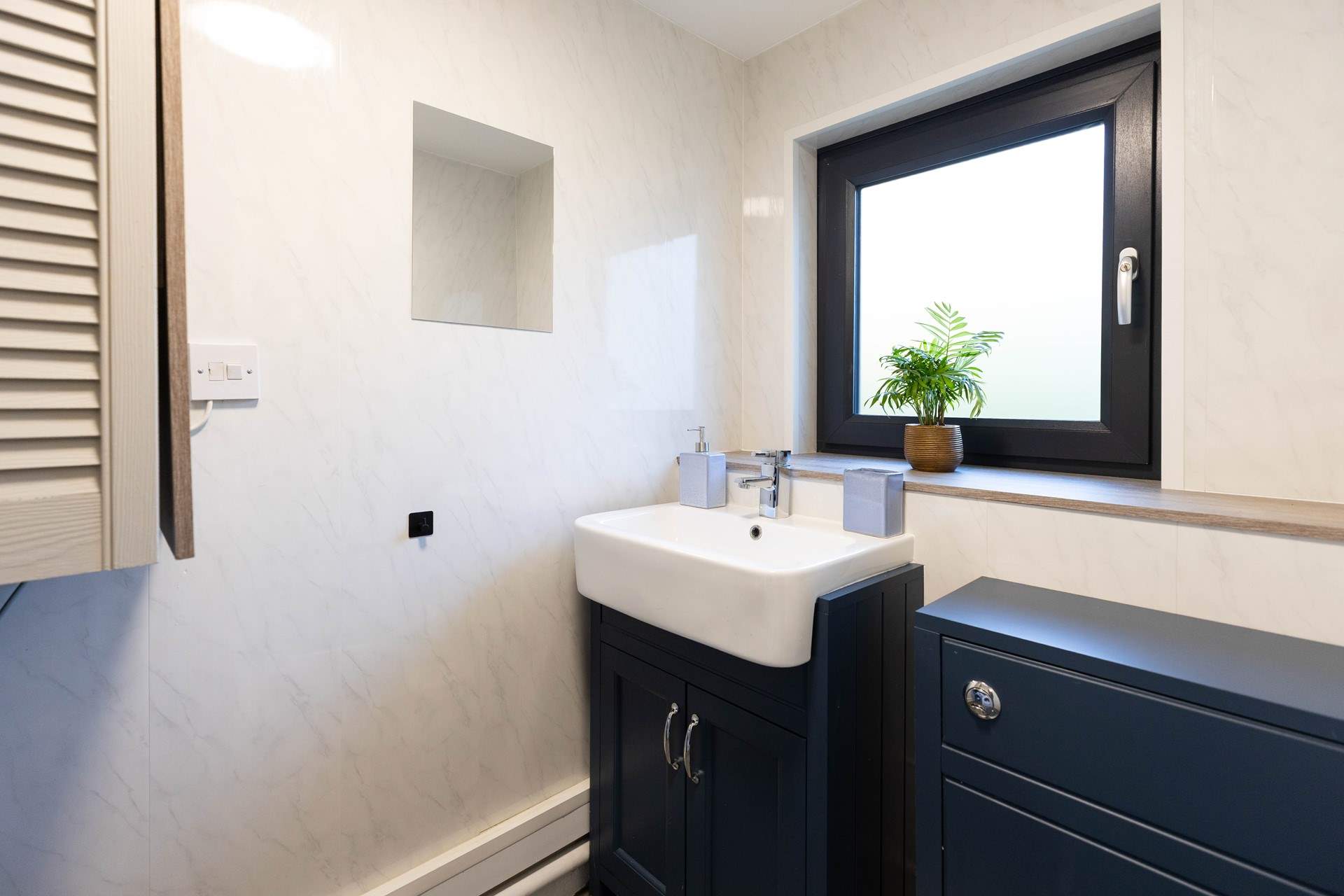 The handy utility-room has a tumble-drier, washing machine, WC and wash-basin. 