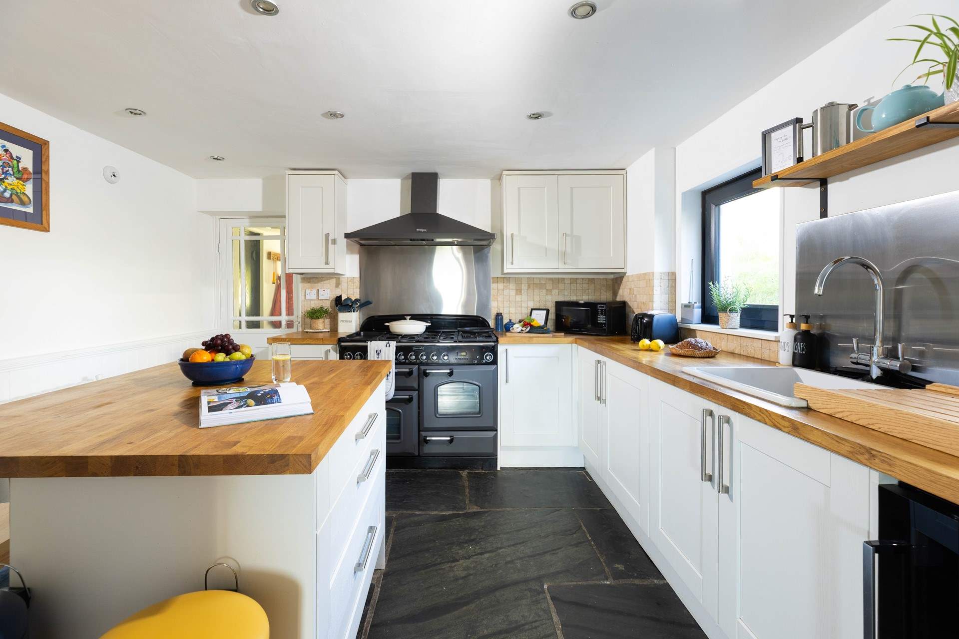 Oh so stylish, the most discerning of chefs will love the kitchen. 