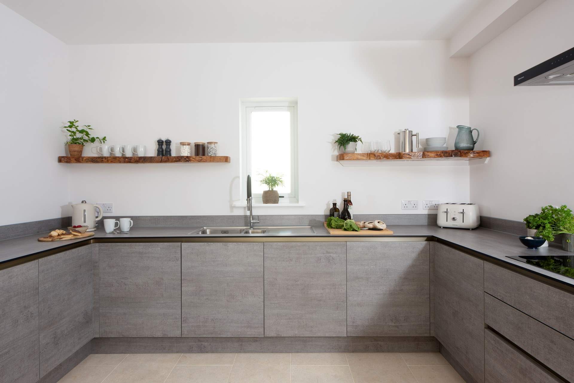 A sleek, welcoming kitchen in which to savour preparing your 'Full English', beachside picnics and sumptuous suppers.