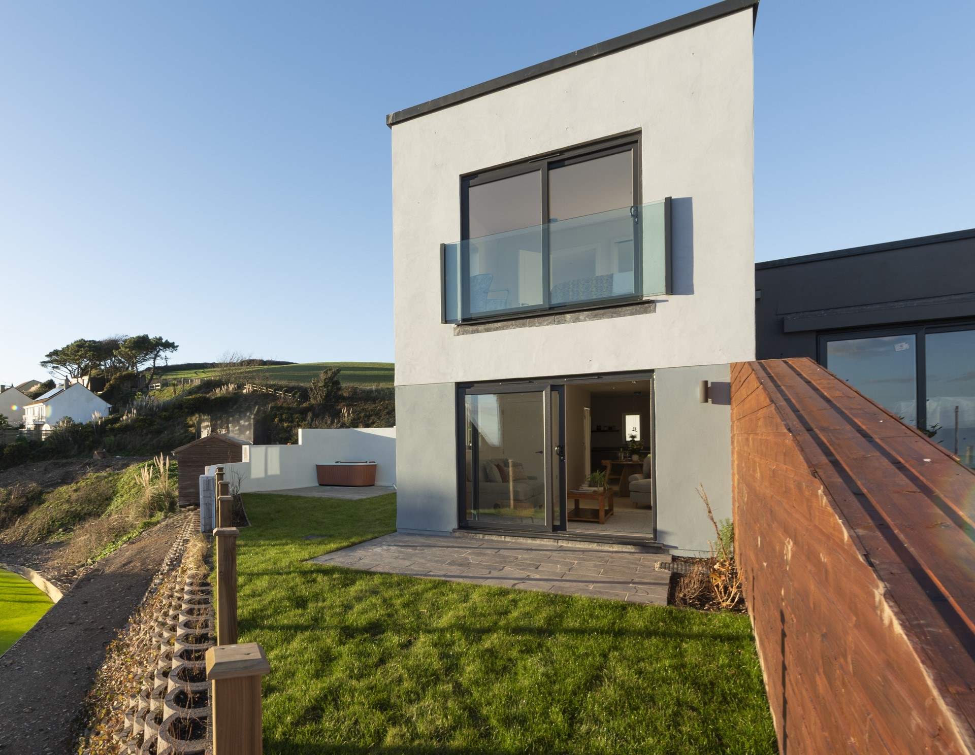 Cirrhata sits at one end of a small exclusive terrace of three coastal homes in Portwrinkle.
