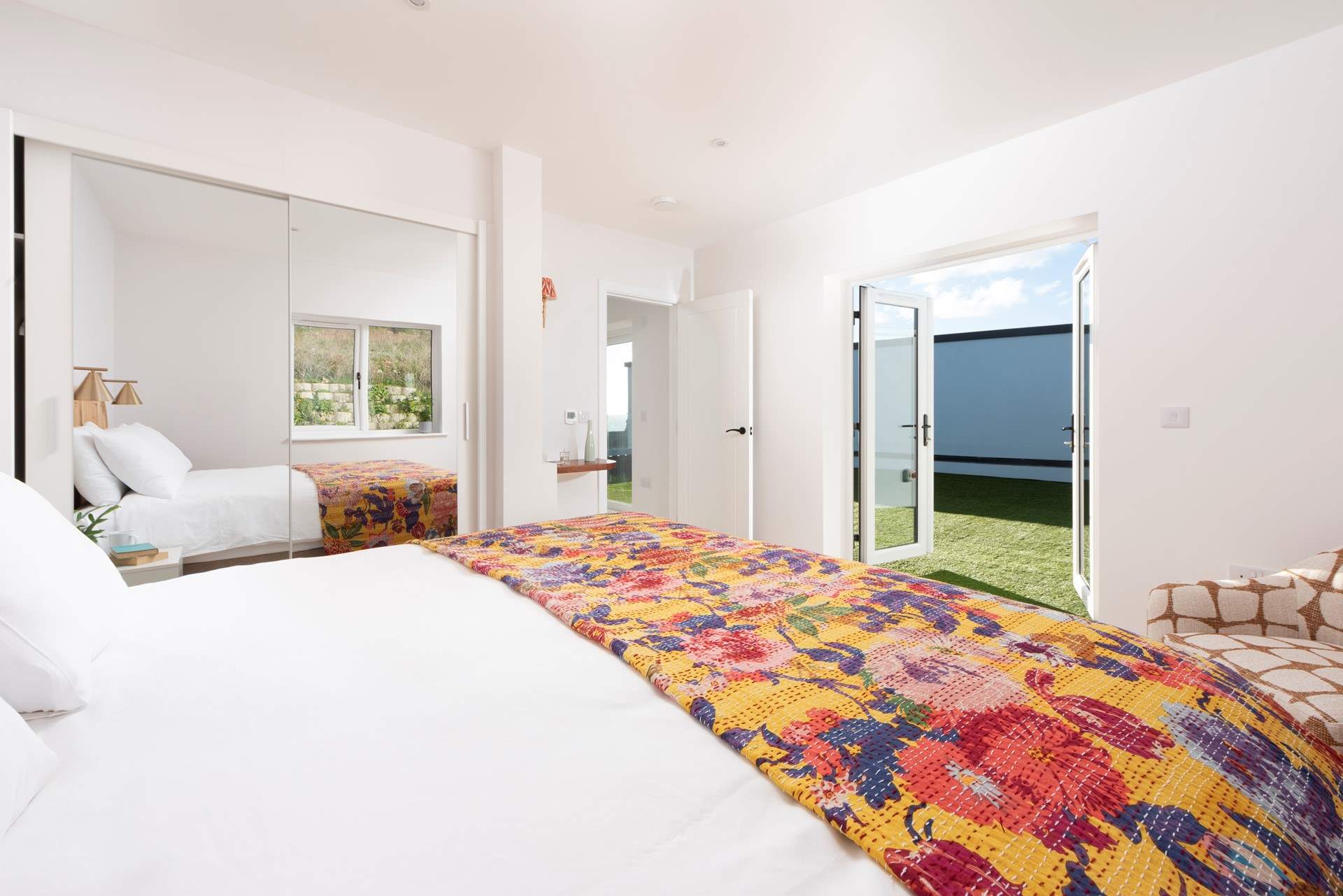 Patio doors lead out to the roof terrace. (the roof terrace can also be accessed via the doors on the landing).