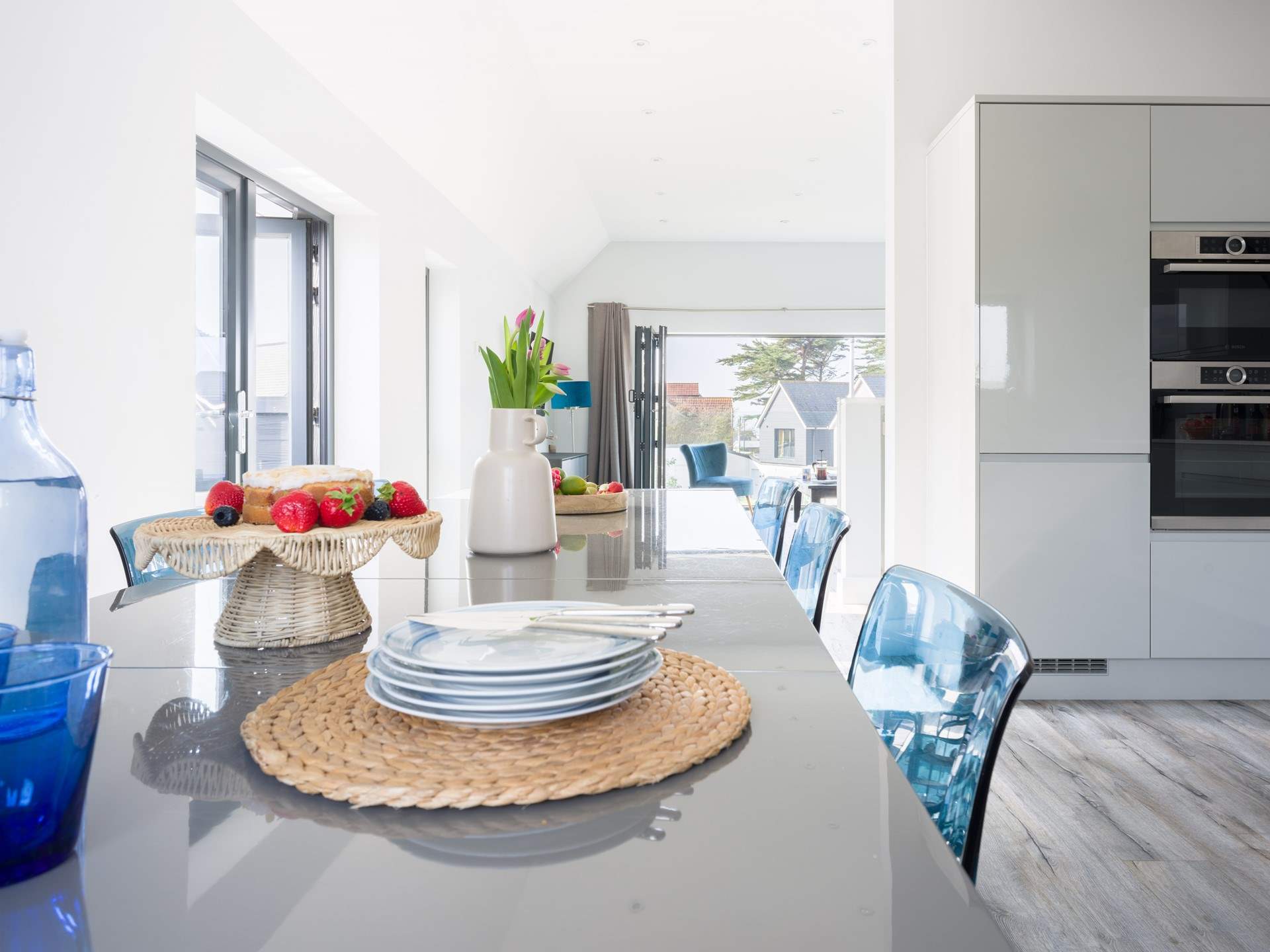 Enjoy family dinners around the large dining-table.