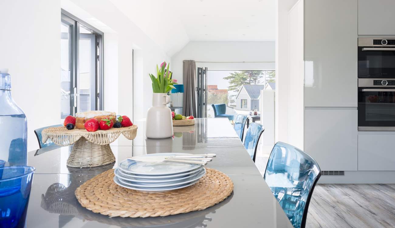 Enjoy family dinners around the large dining-table.