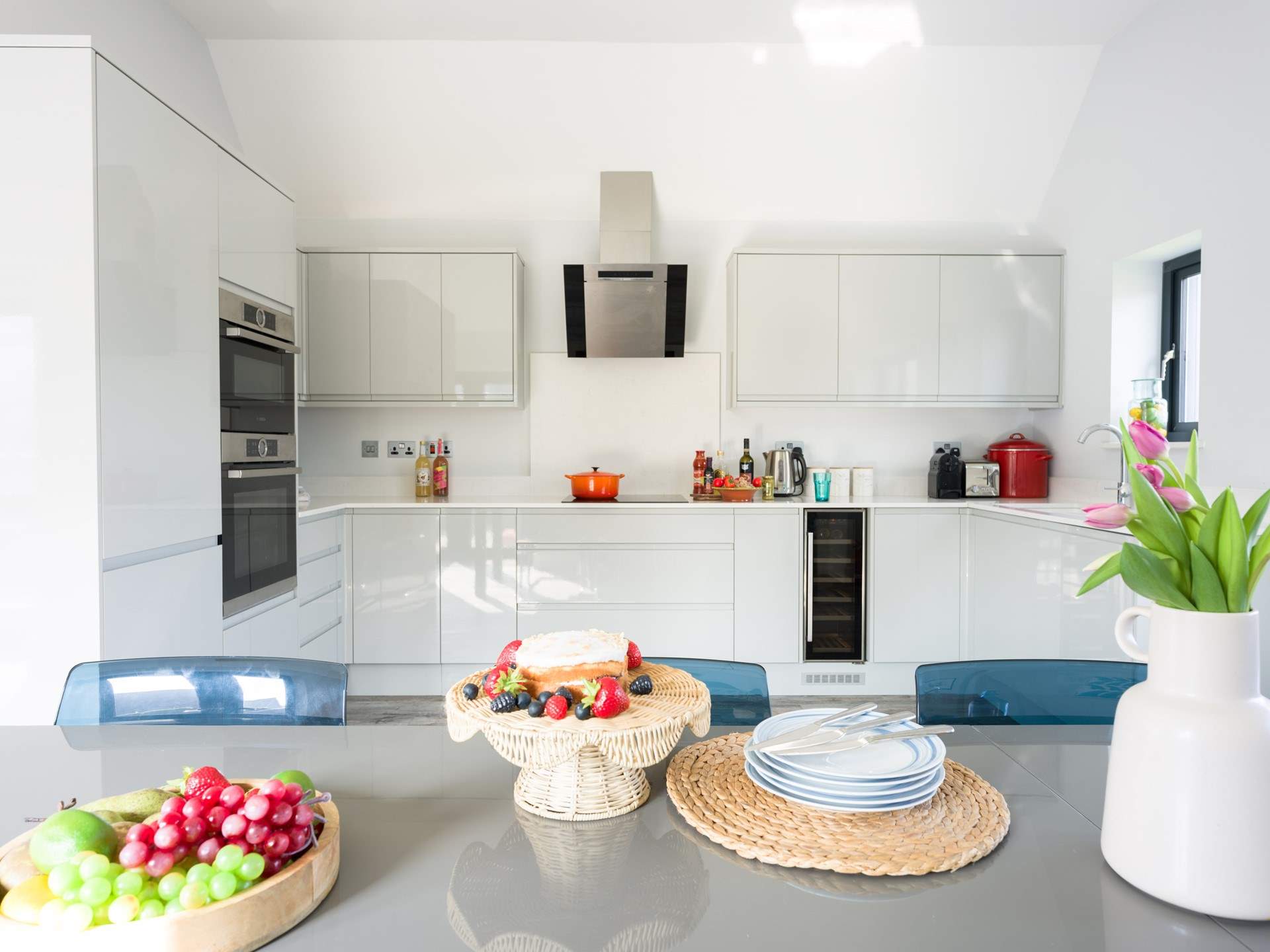 The chef will always be part of the fun thanks to the open plan set out.