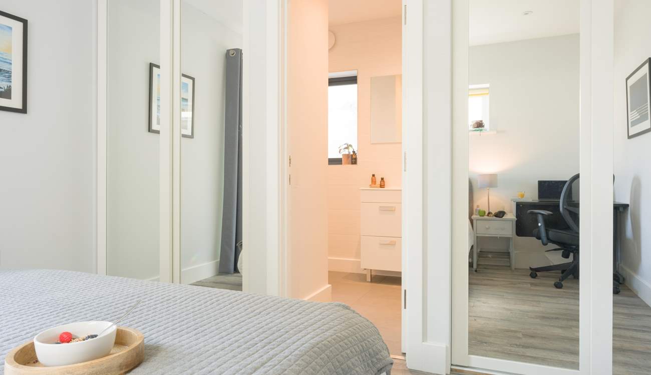 Looking in to the en suite shower-room.