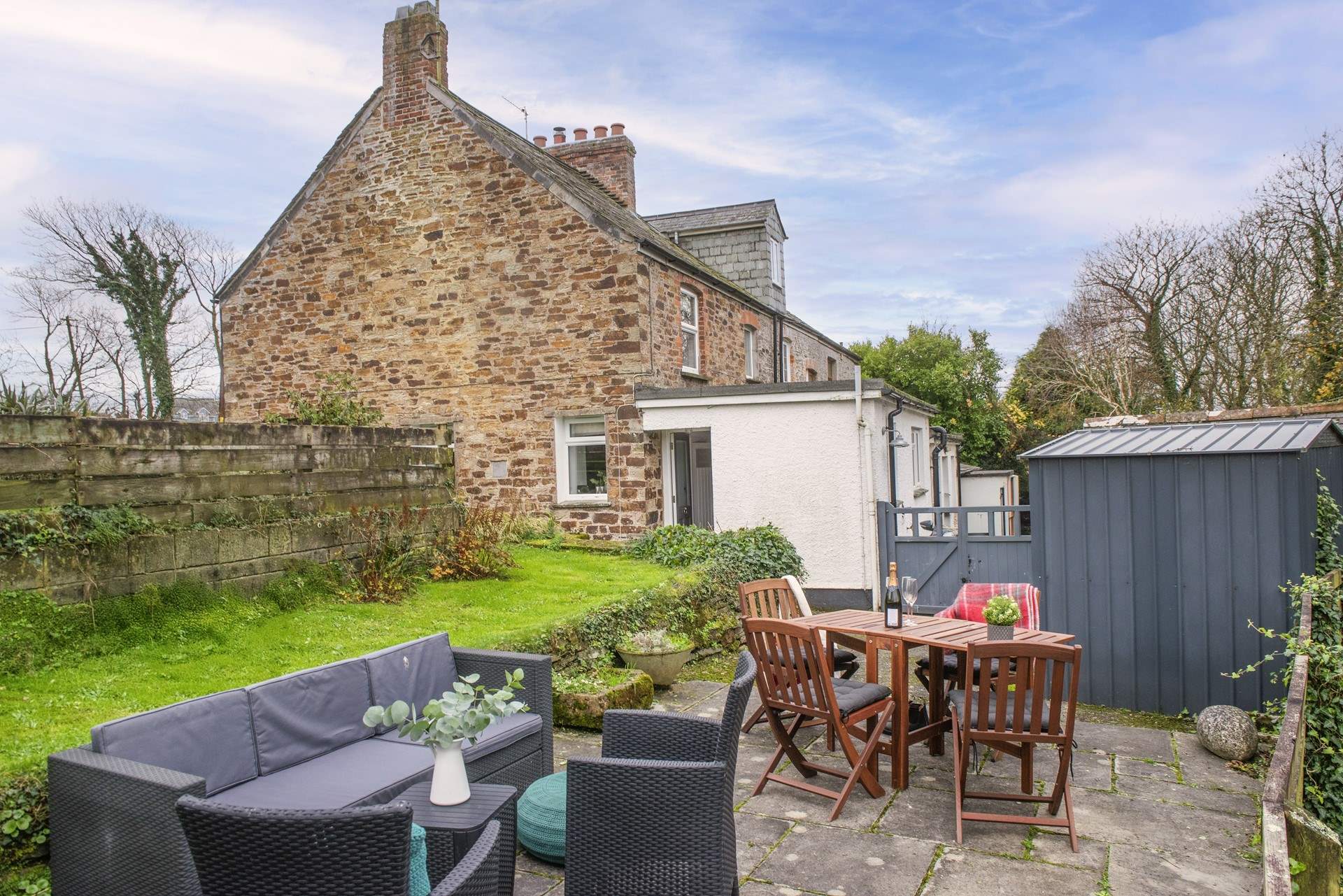 Al fresco dining, the perfect holiday pastime. 