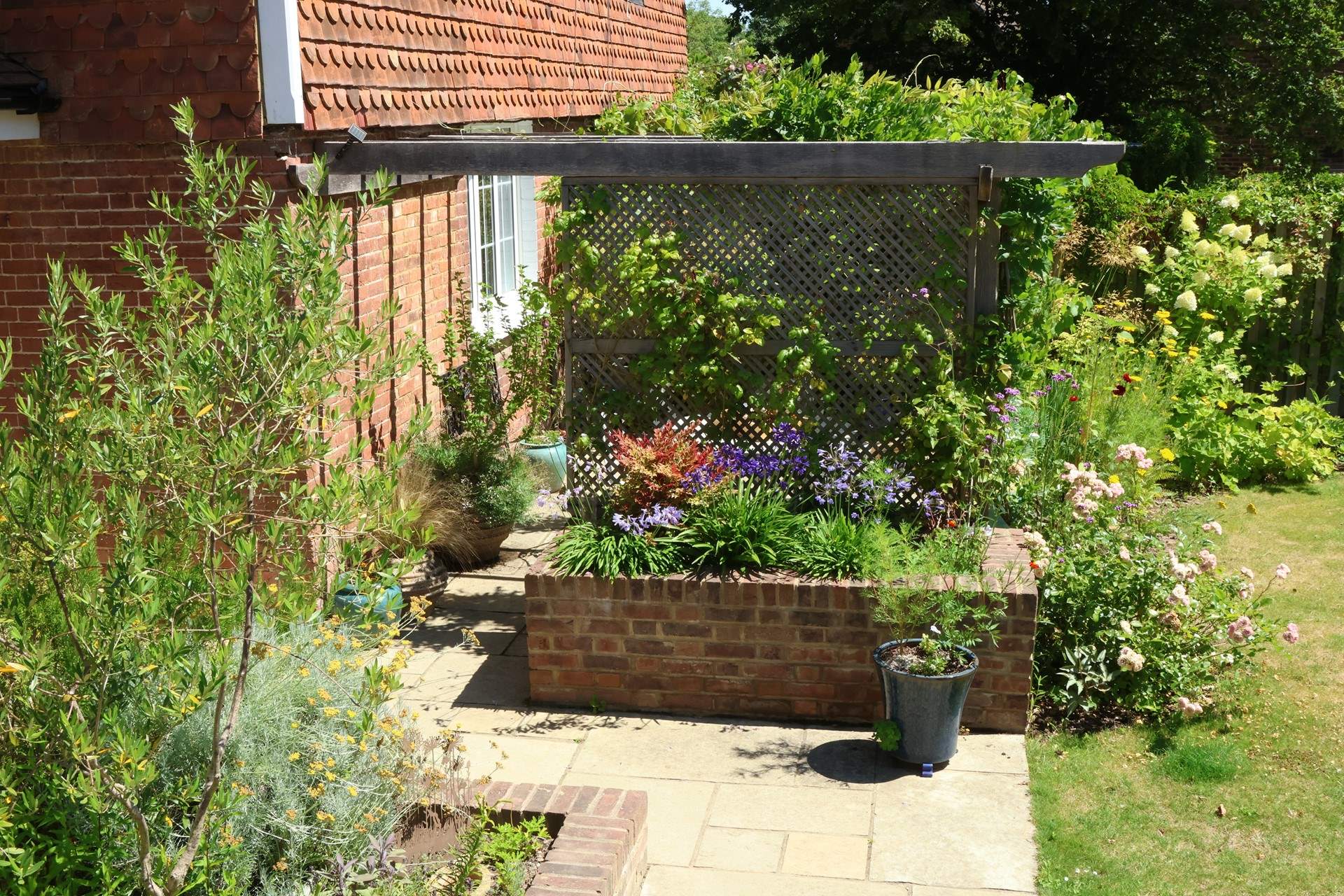 The cottage garden is so pretty.