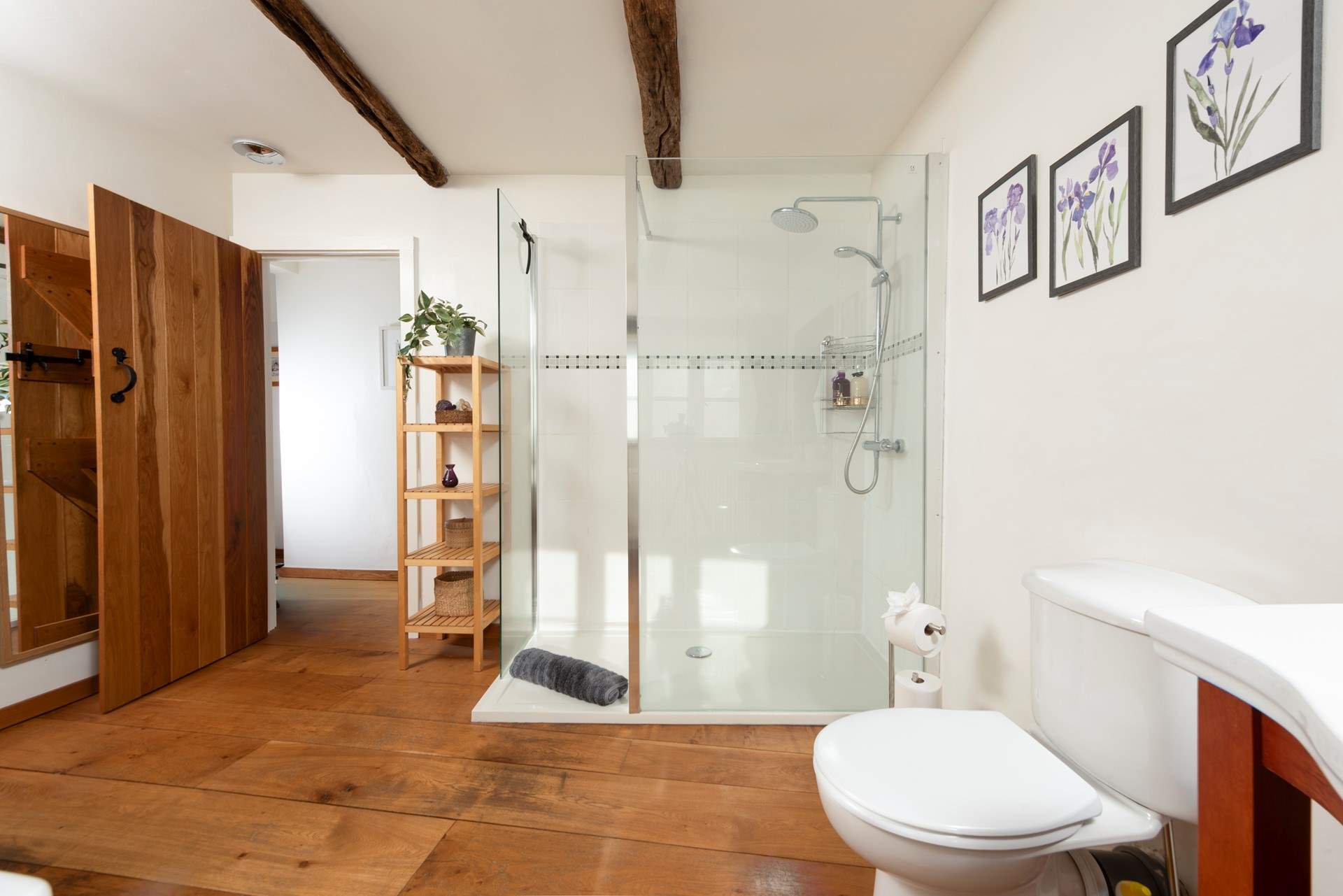 and separate shower cubicle.