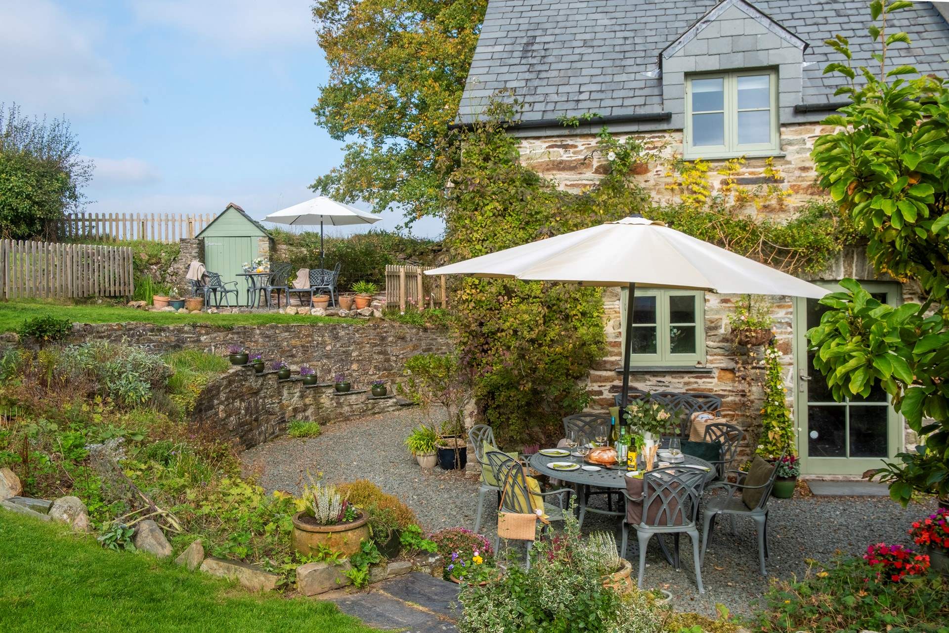 There's a choice of places to eat out, either on the higher terrace or on the lower level directly outside the kitchen/dining-room. 