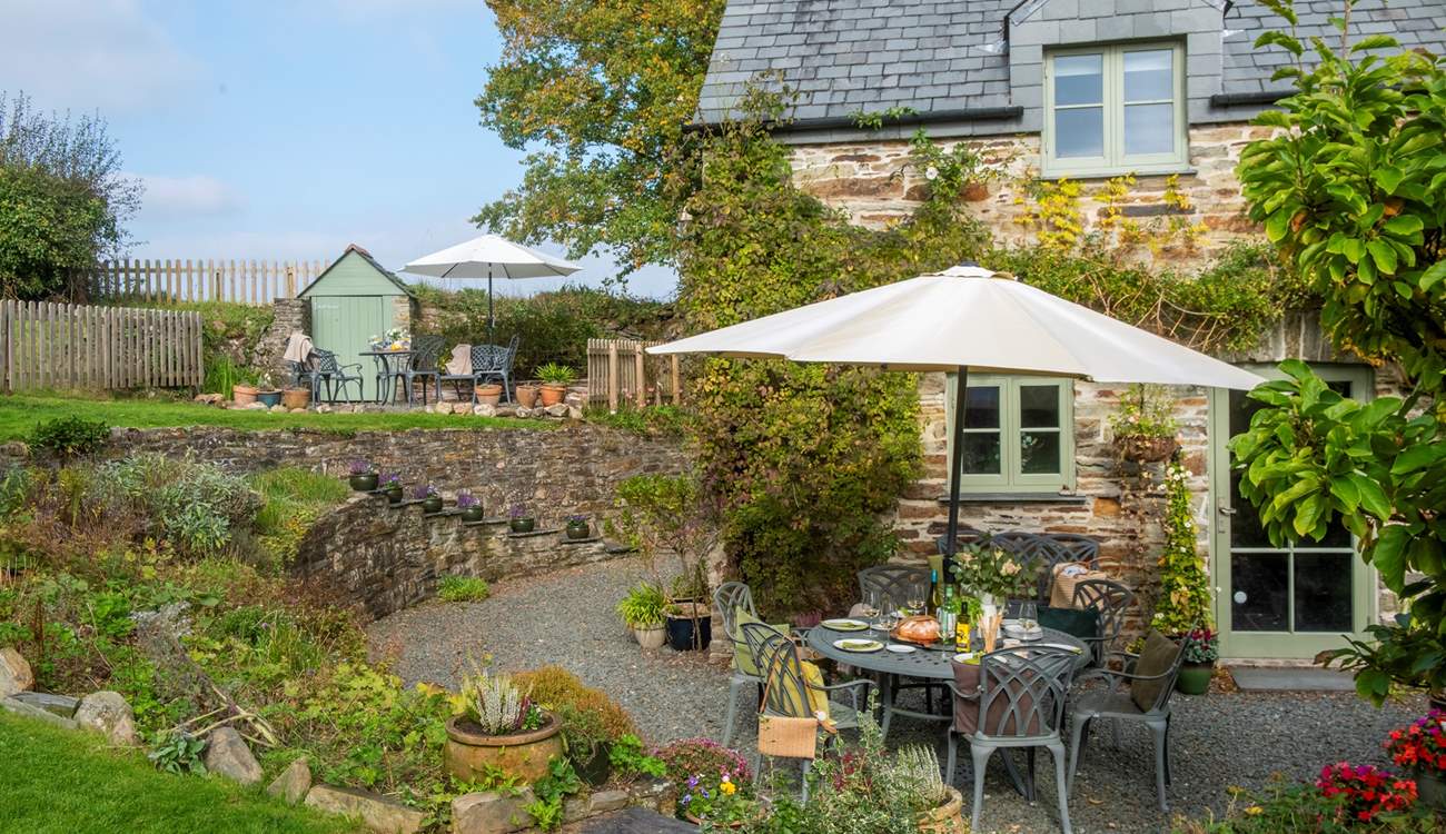 There's a choice of places to eat out, either on the higher terrace or on the lower level directly outside the kitchen/dining-room. 