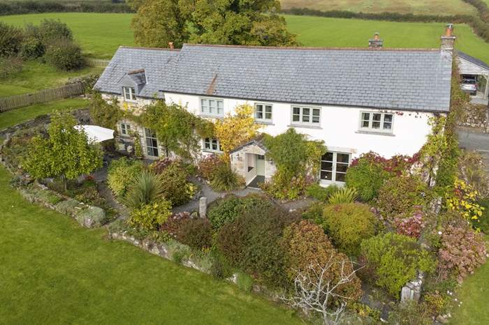 Higher Trevorder Farmhouse is a Stunning 5 bedroom, dog friendly rural holiday cottage near Bodmin, North Cornwall.