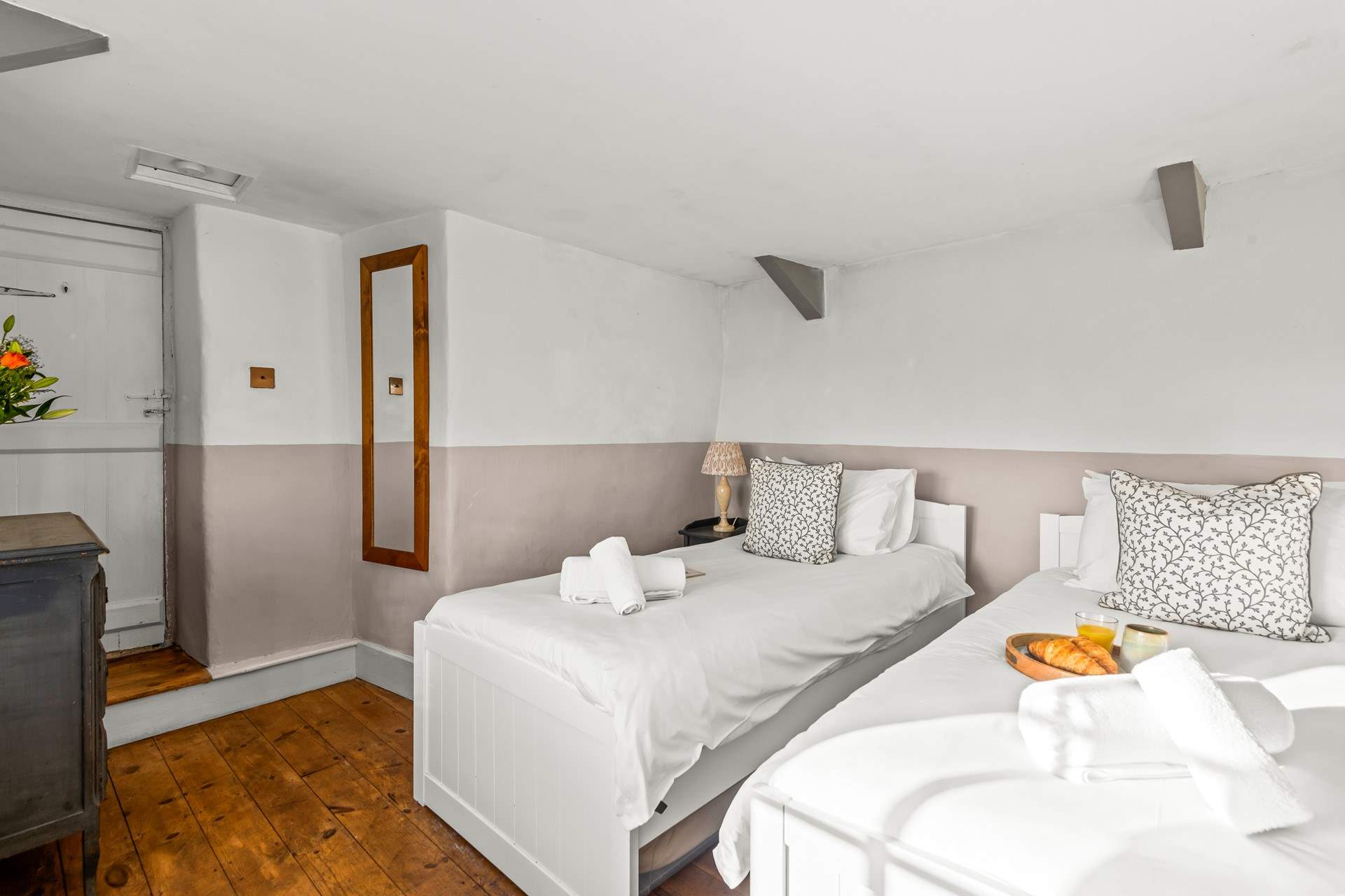 Bedroom 2 can be configured as a twin room or a king-size double.