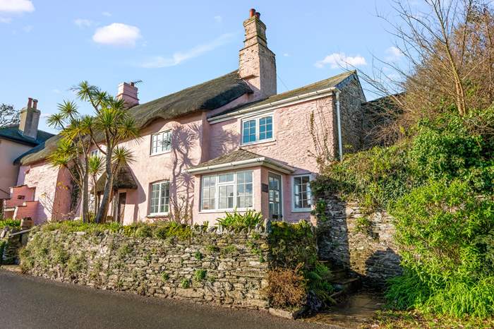 Glen Cottage is a 2 bedroom, dog friendly cottage with sea views near Dartmouth.