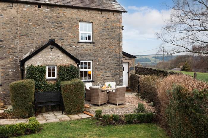 Hill Top Cottage is a 2 bedroom, dog friendly self catering cottage near Kirkby Lonsdale.