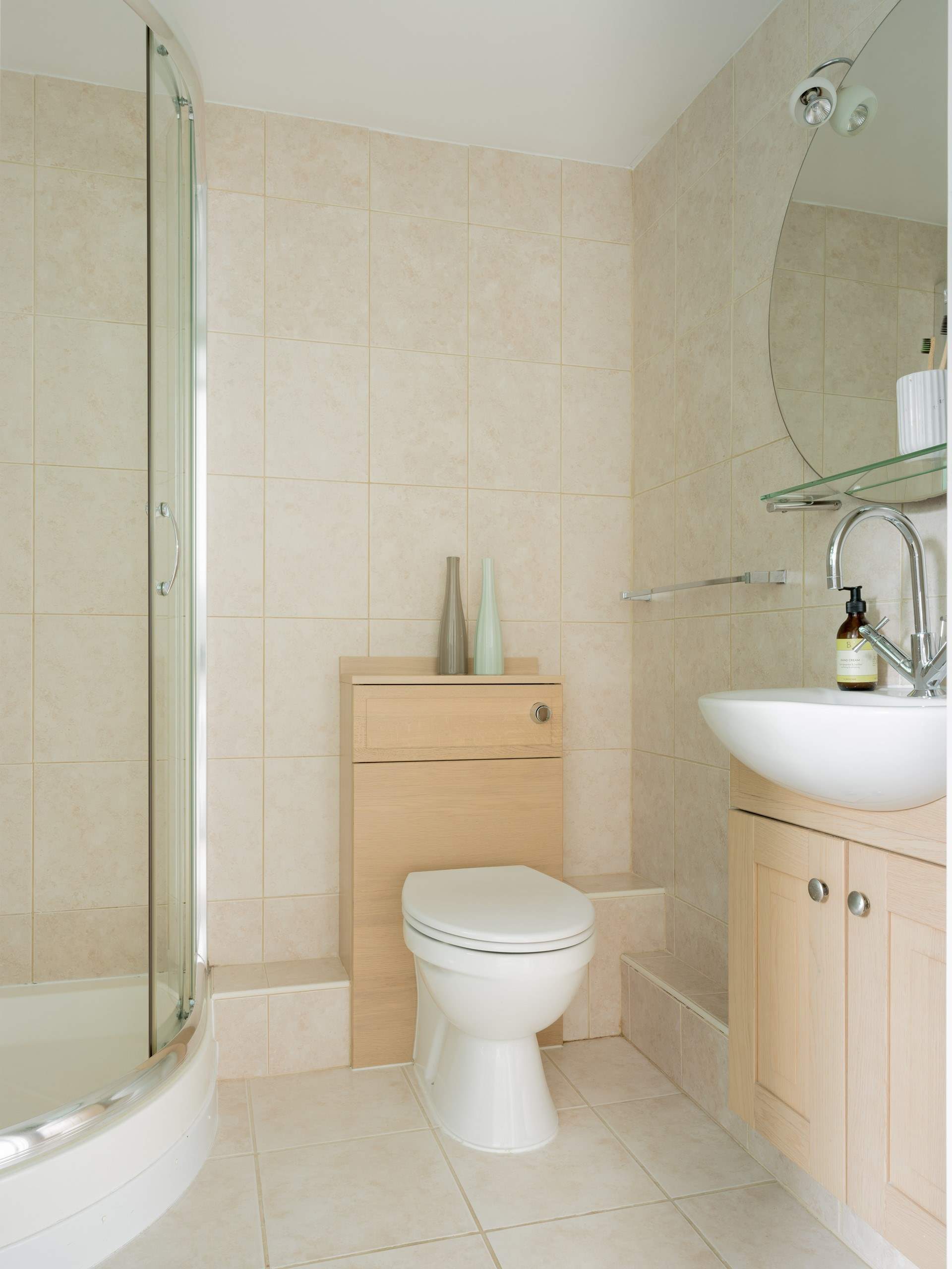 ....along with an en suite shower-room.