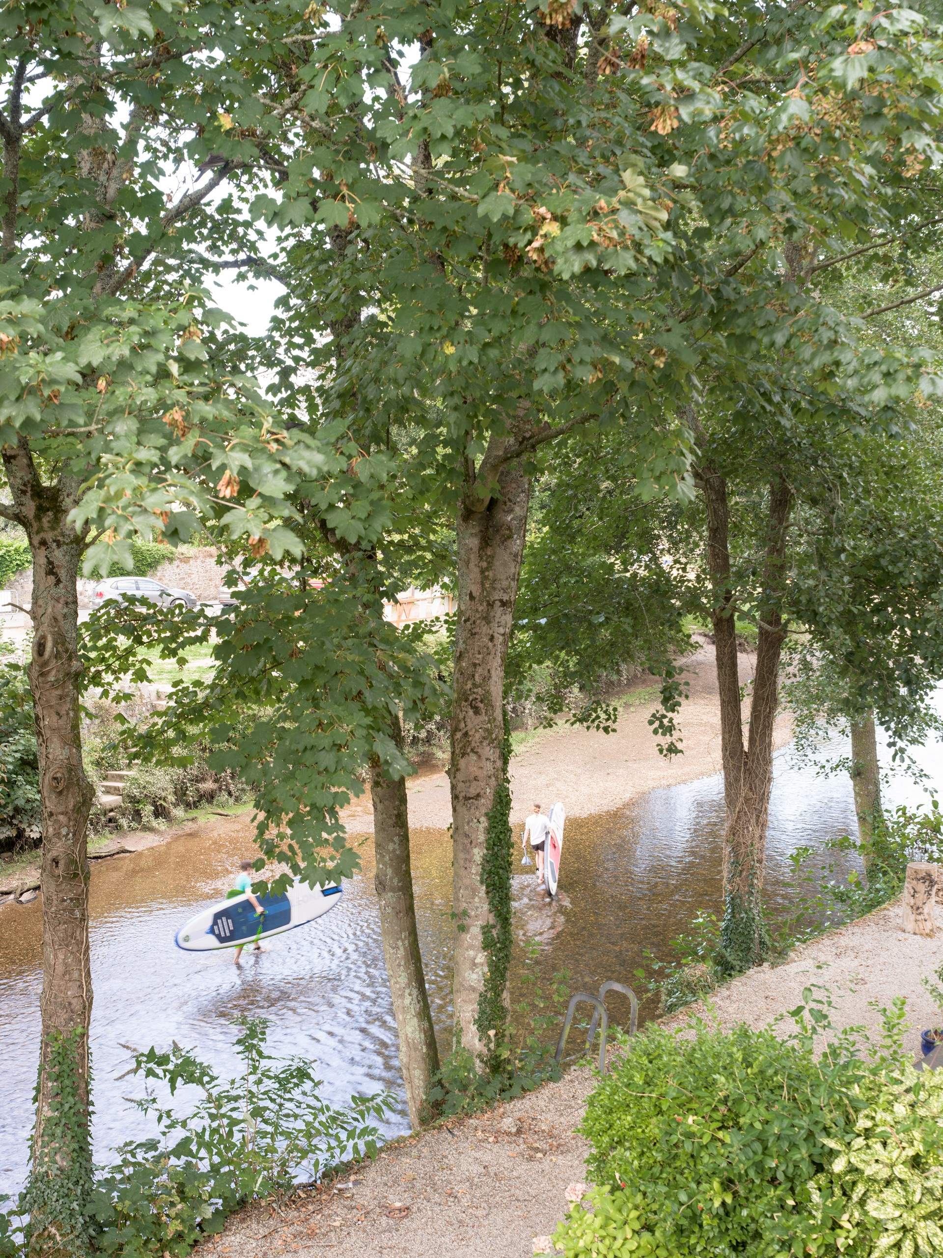 Set in the delightful town of Lostwithiel, you can watch people having fun on the water.