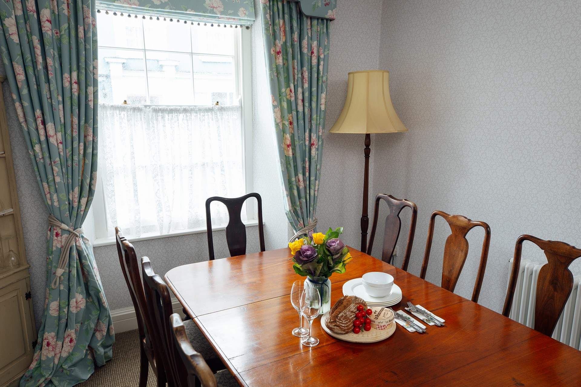 Gather around the dining-room table for unhurried holiday meals and fun board games. 