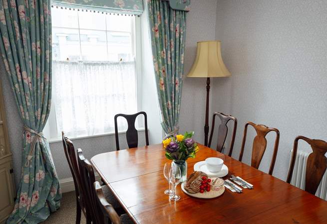 Gather around the dining-room table for unhurried holiday meals and fun board games. 