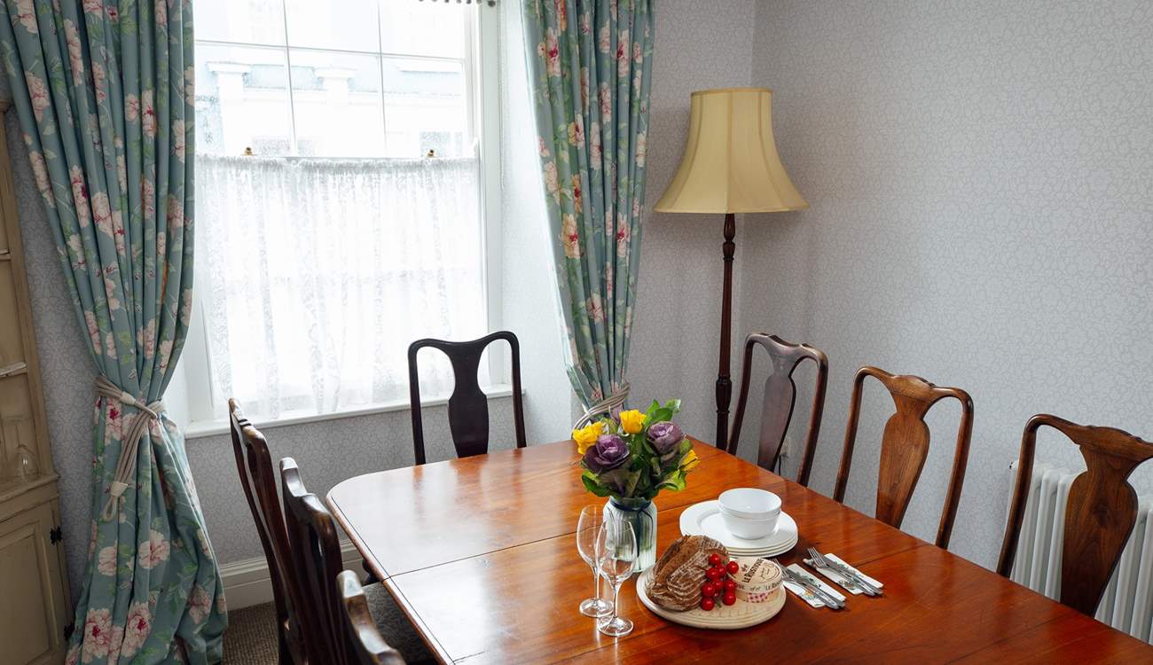 Gather around the dining-room table for unhurried holiday meals and fun board games. 