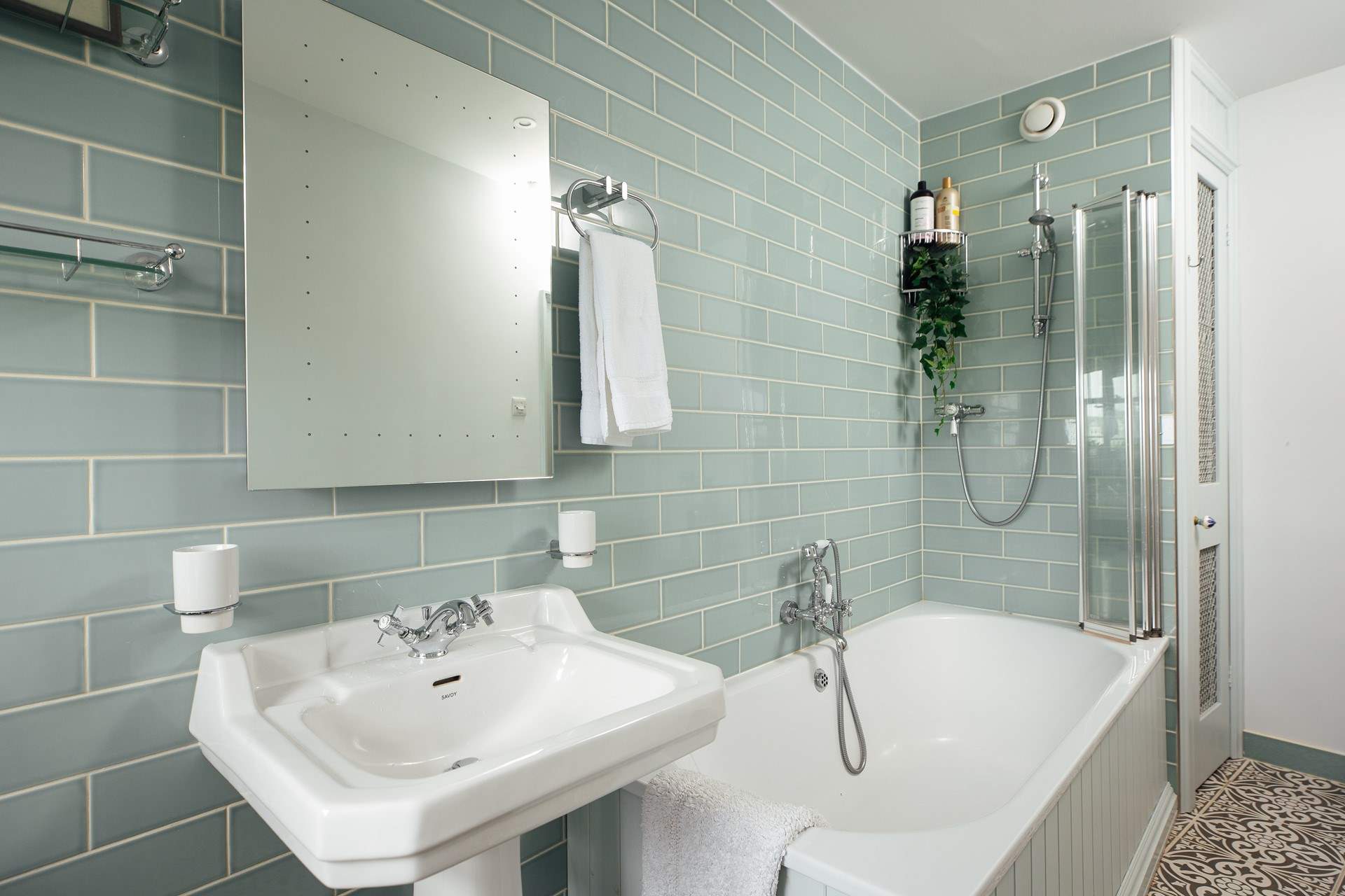 Take a shower or a bath in the family bathroom on the first floor. 