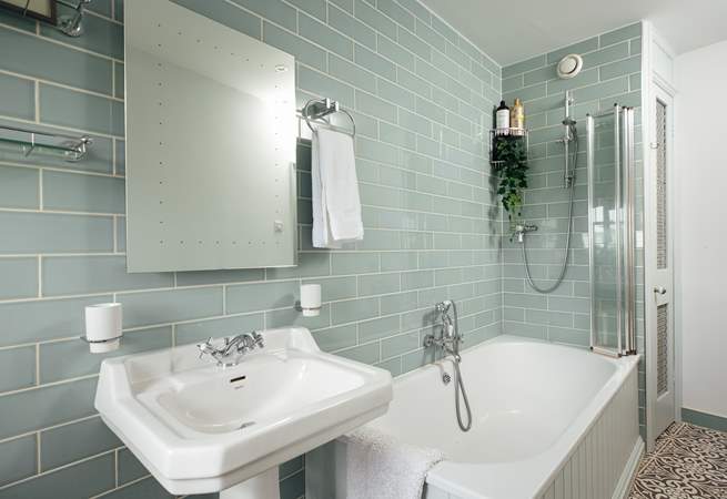 Take a shower or a bath in the family bathroom on the first floor. 