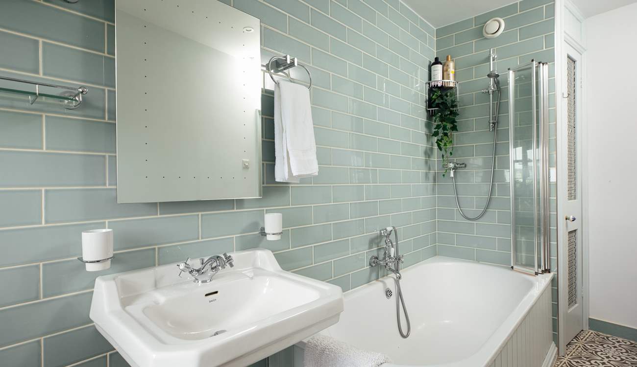 Take a shower or a bath in the family bathroom on the first floor. 
