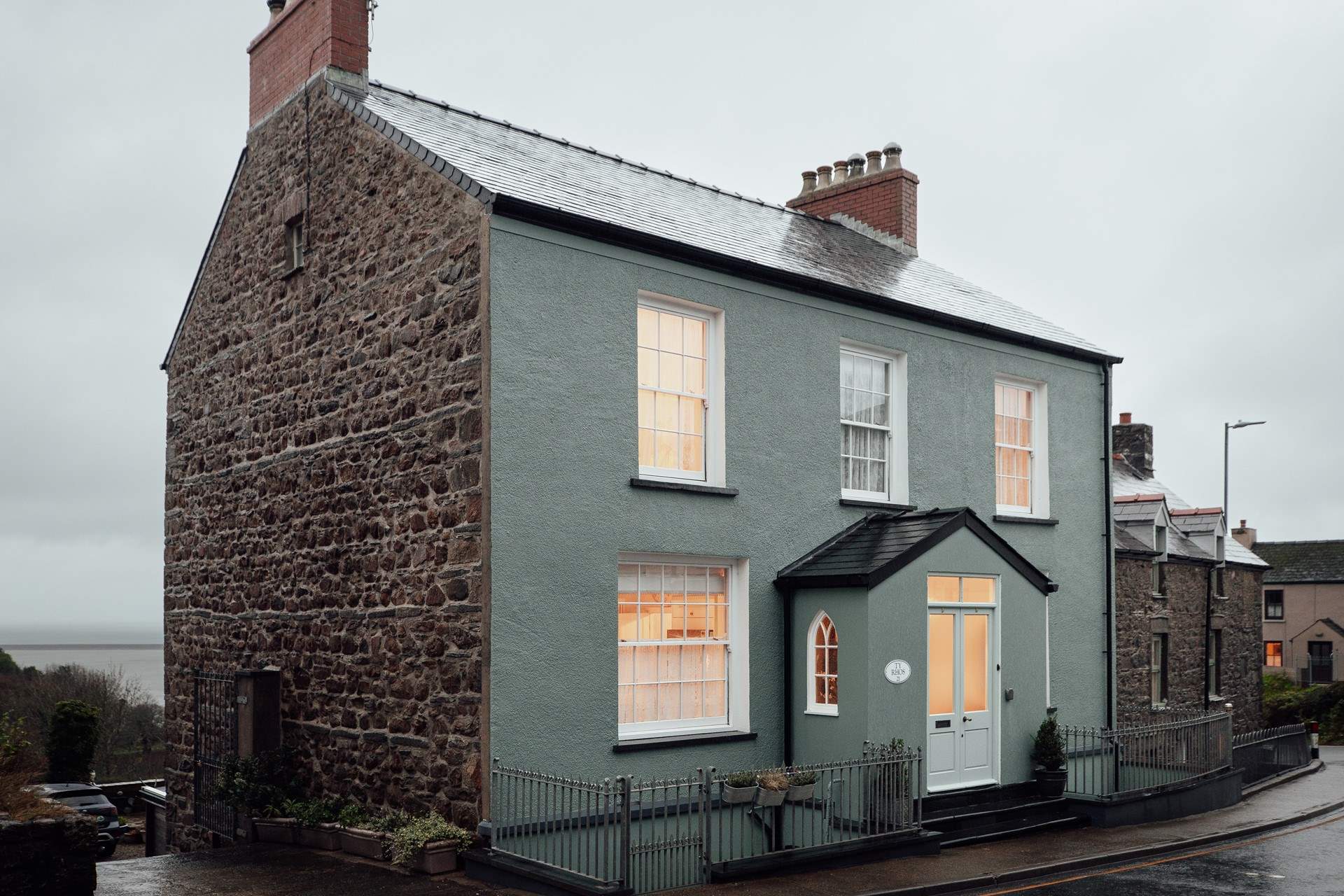 Elegant Ty Rhos offers private parking, spacious accommodation and glorious views. The ideal base for exploring the magnificent beauty of the surrounding area.