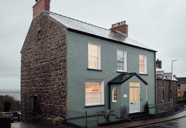 Elegant Ty Rhos offers private parking, spacious accommodation and glorious views. The ideal base for exploring the magnificent beauty of the surrounding area.