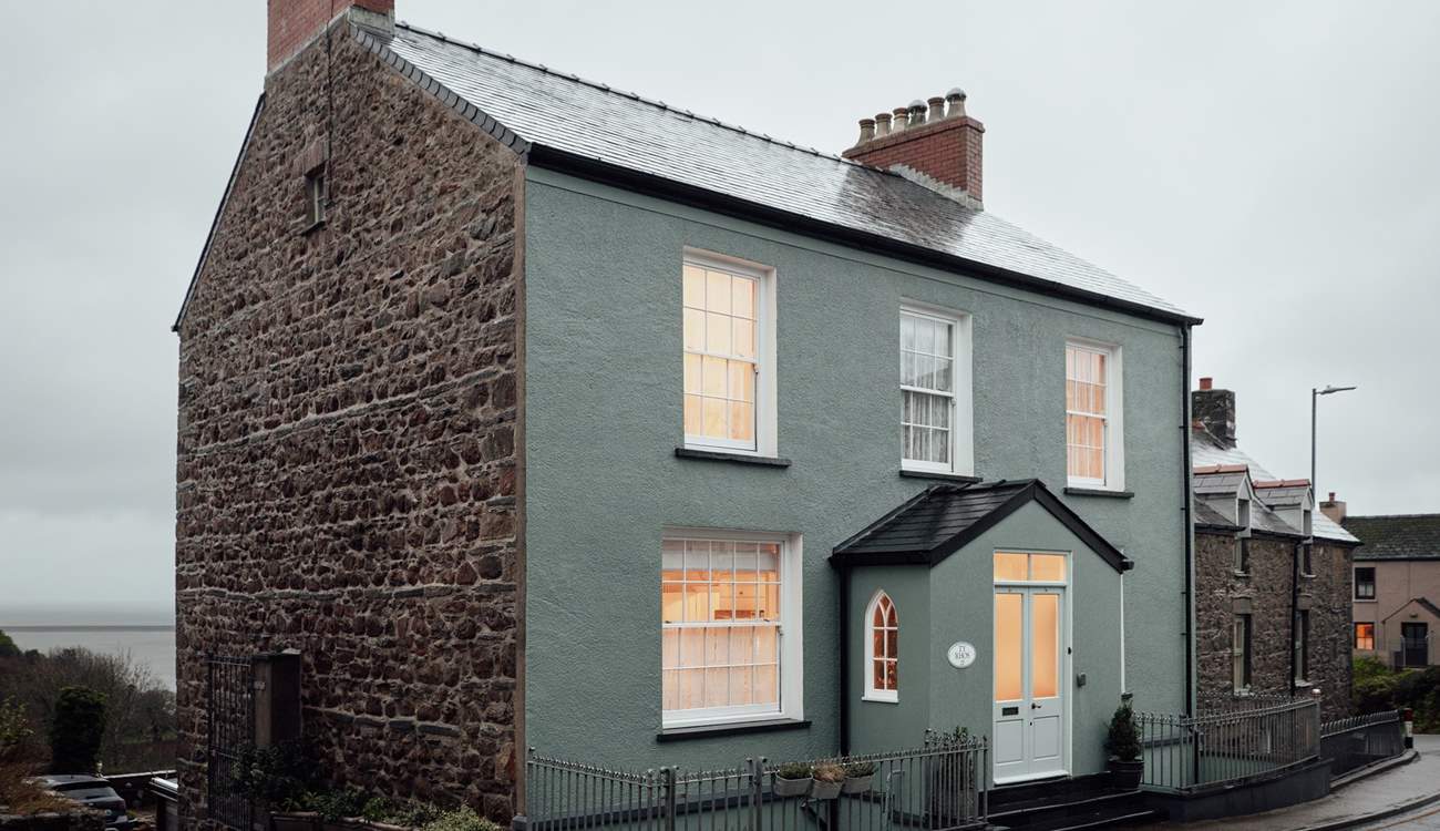 Elegant Ty Rhos offers private parking, spacious accommodation and glorious views. The ideal base for exploring the magnificent beauty of the surrounding area.