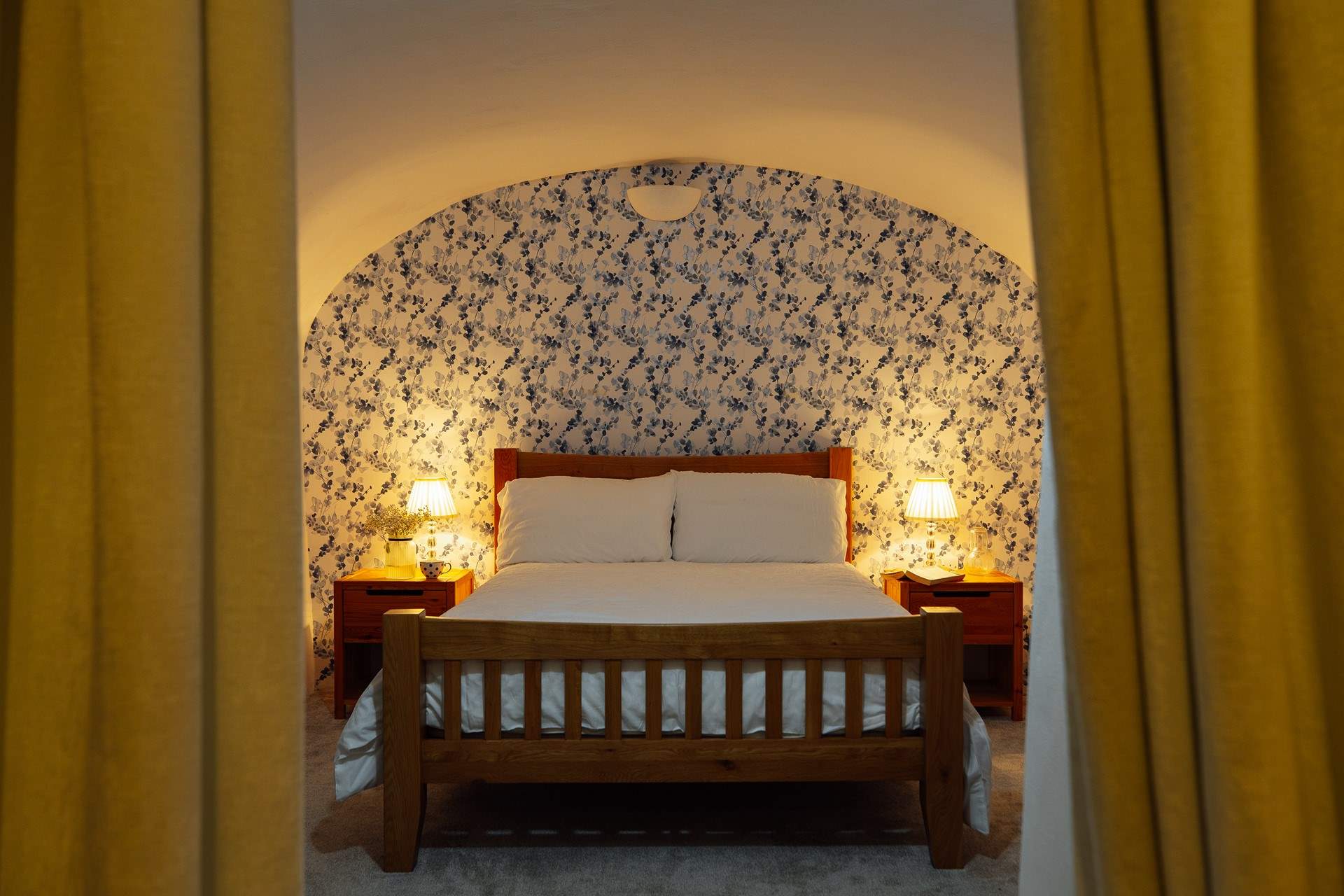 Double room on the lower ground floor, with a shower-room, kitchen. sitting-room and utility-room on the same level. 