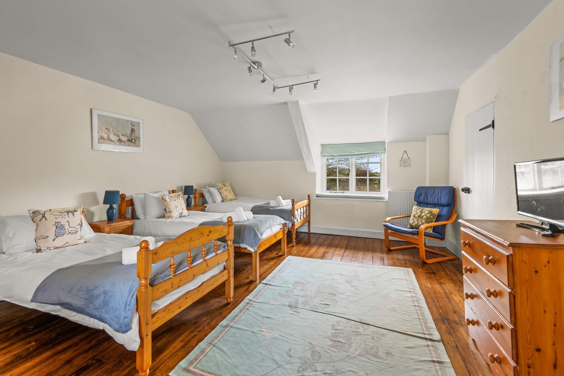 Bedroom 6 also has a TV for extra entertainment.