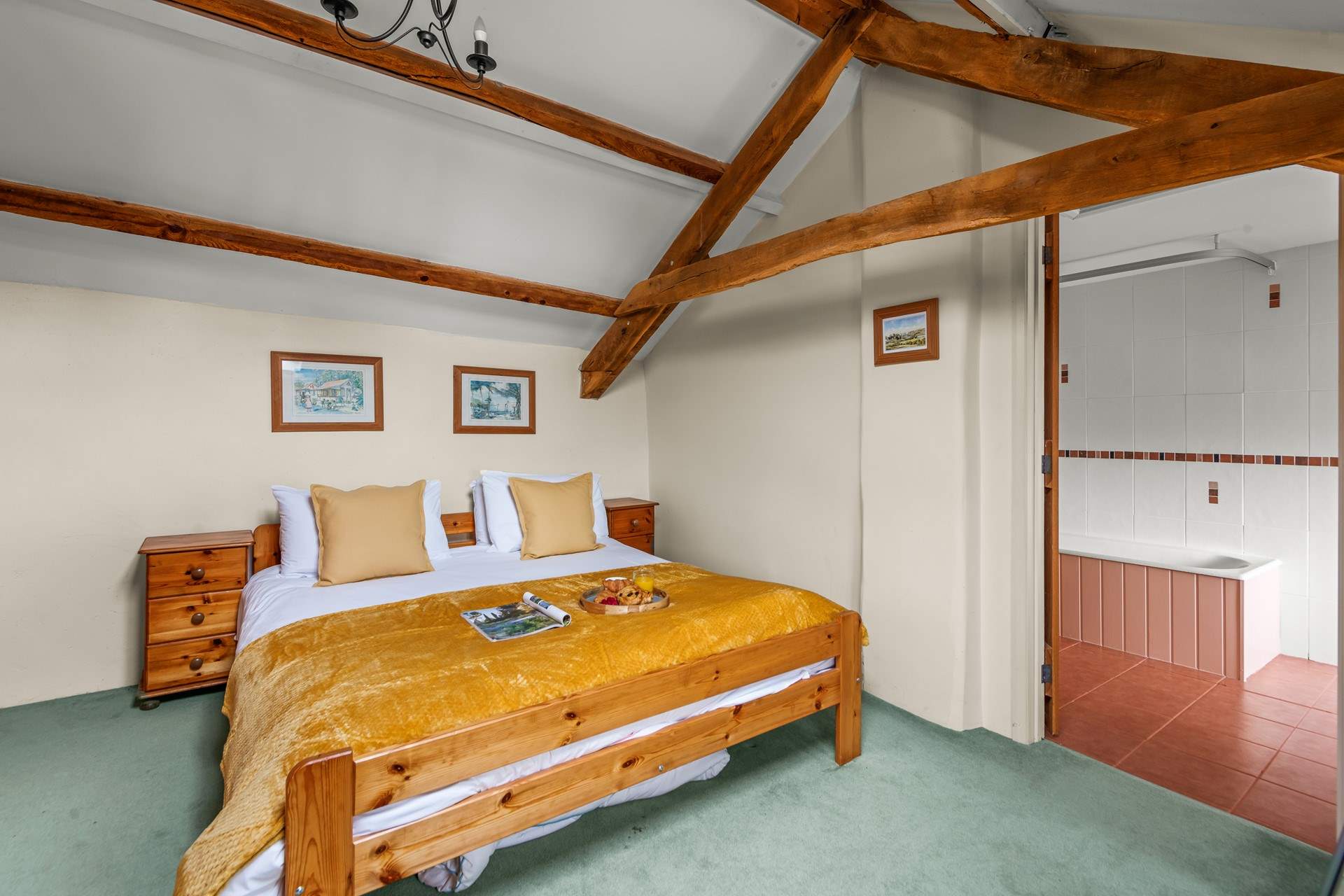 Looking in to the en suite for bedroom 1.