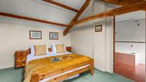 Looking in to the en suite for bedroom 1.