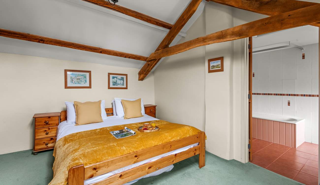 Looking in to the en suite for bedroom 1.