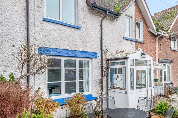 9 West View is a 3 bedroom self catering cottage near the beach in Beer, South Devon.