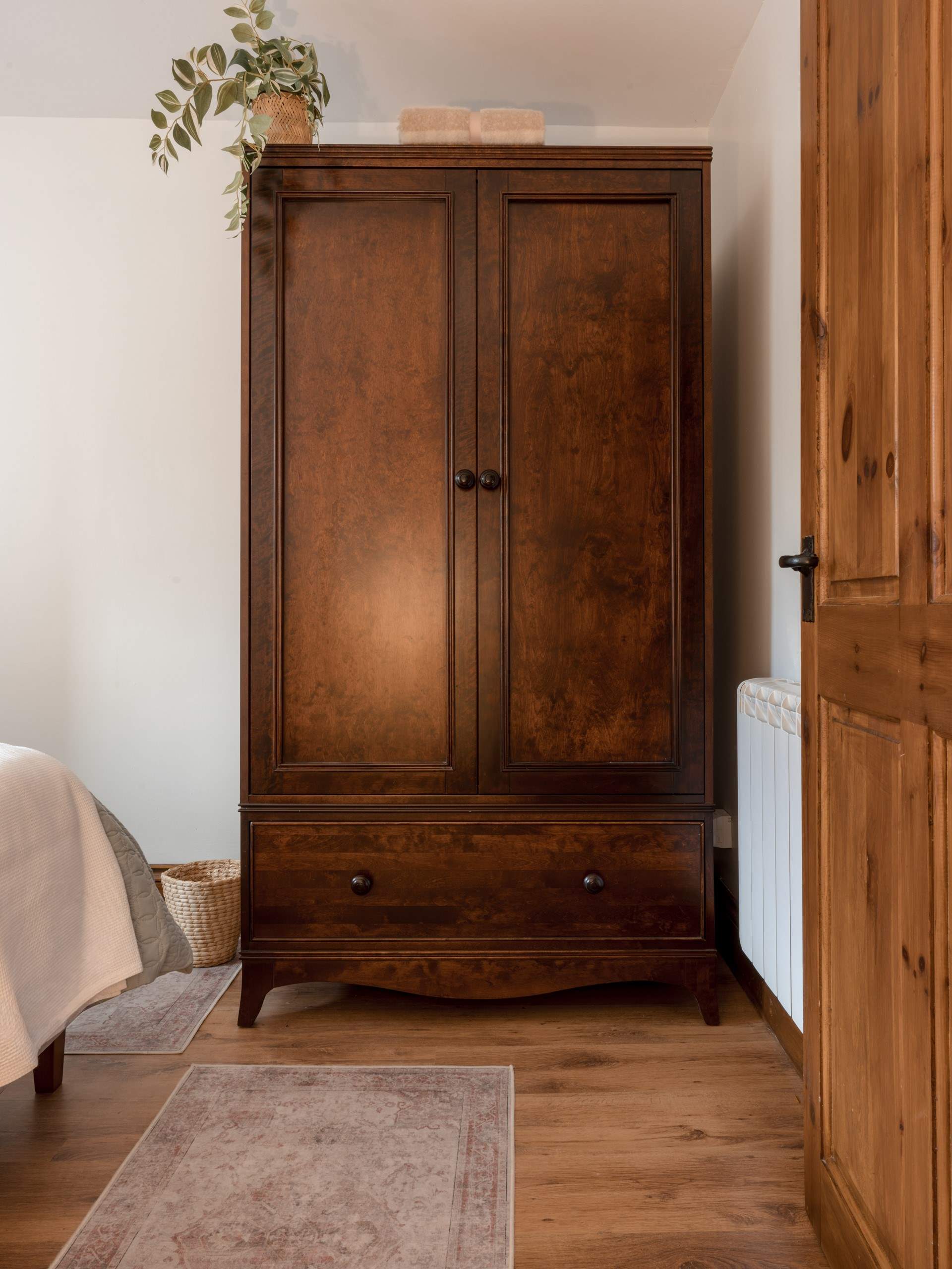 Beautiful period pieces paired cleverly with modern finishes.