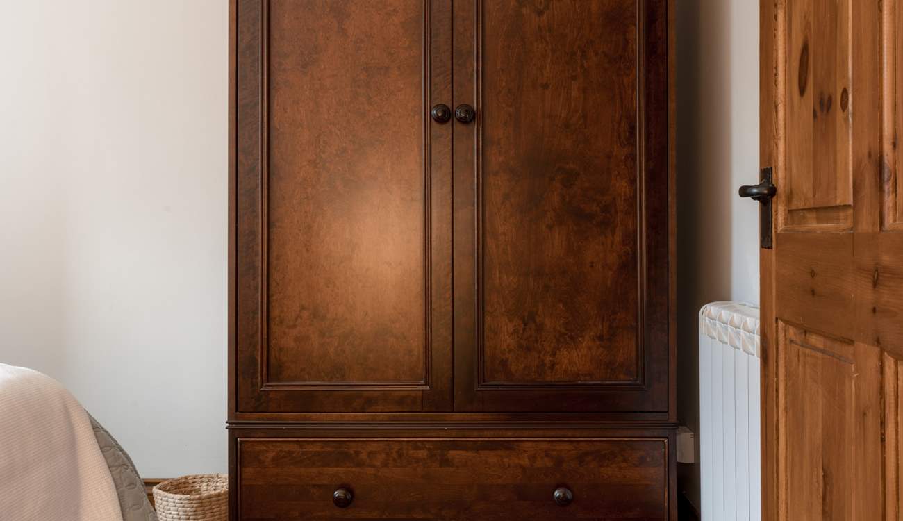 Beautiful period pieces paired cleverly with modern finishes.