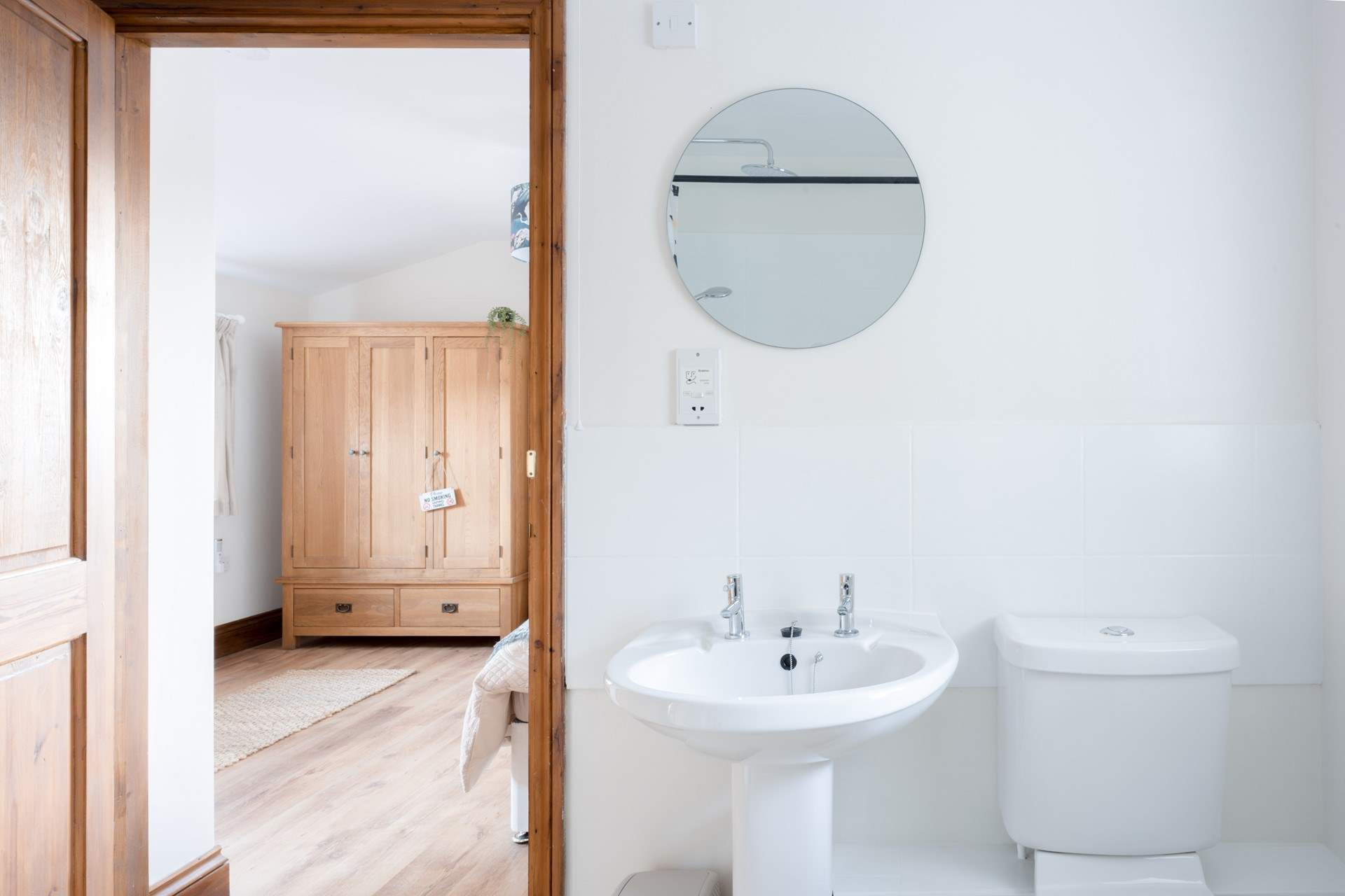 Off the main bedroom you will discover a bright and spacious en suite.