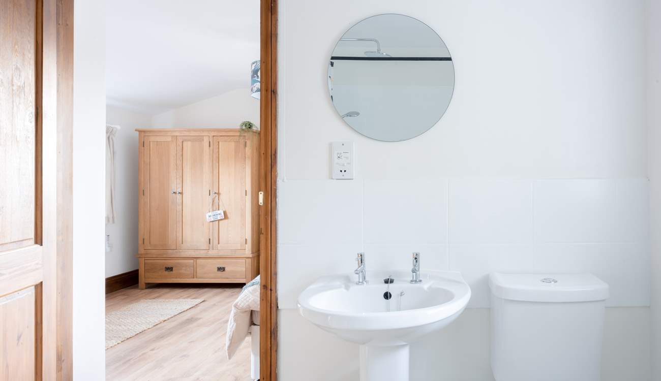 Off the main bedroom you will discover a bright and spacious en suite.