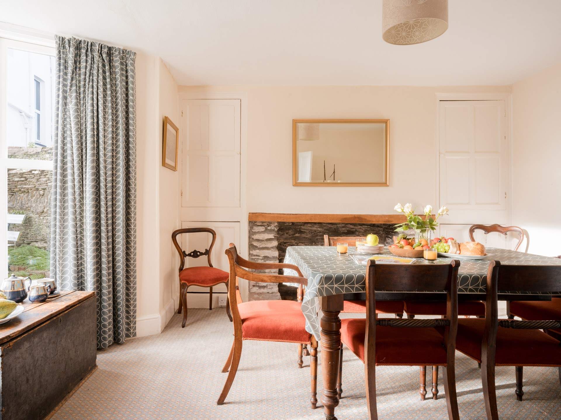 Enjoy lazy brunches or family dinners in the gorgeous dining-room.