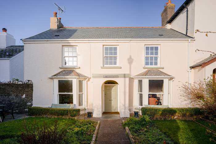 Barricane House is a 4 bedroom, dog friendly cottage with sea views in Woolacombe, Devon.