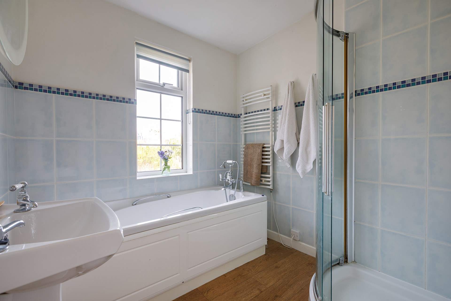 The family bathroon with separate shower cubicle.