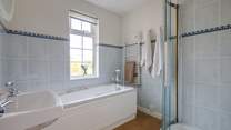 The family bathroon with separate shower cubicle.