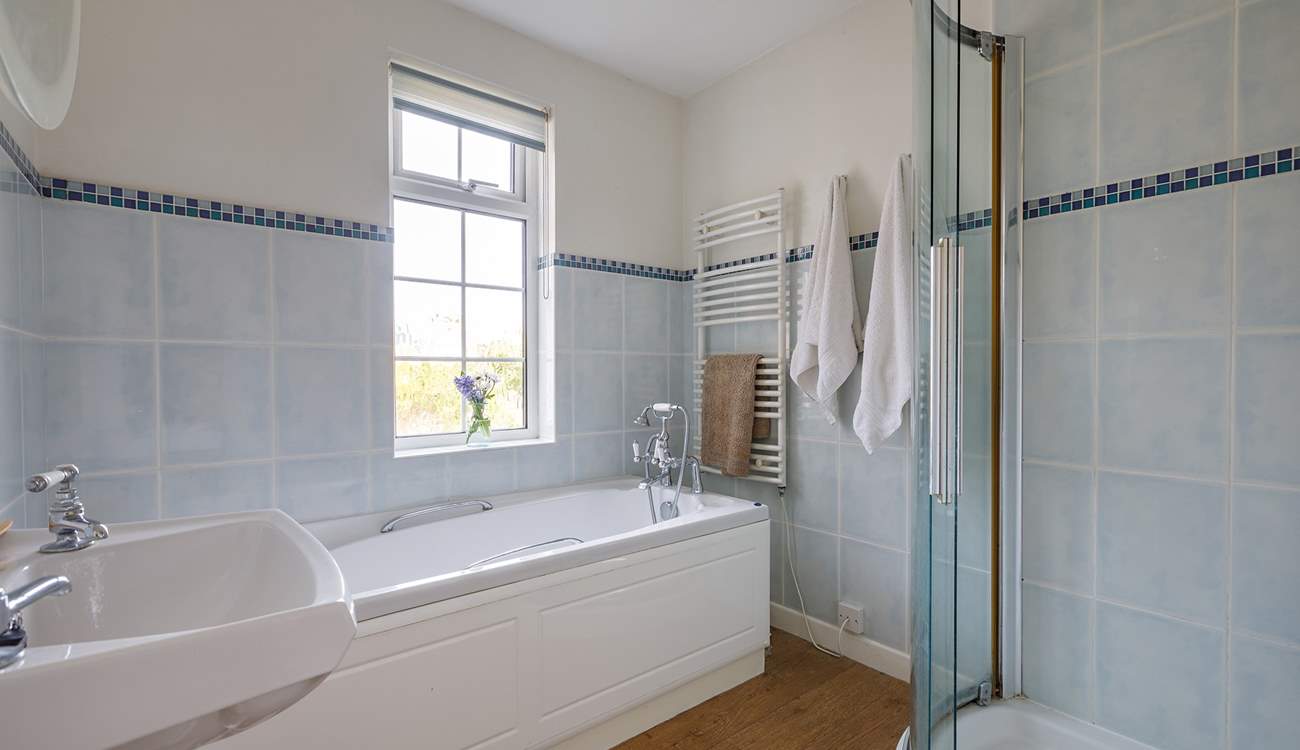The family bathroon with separate shower cubicle.
