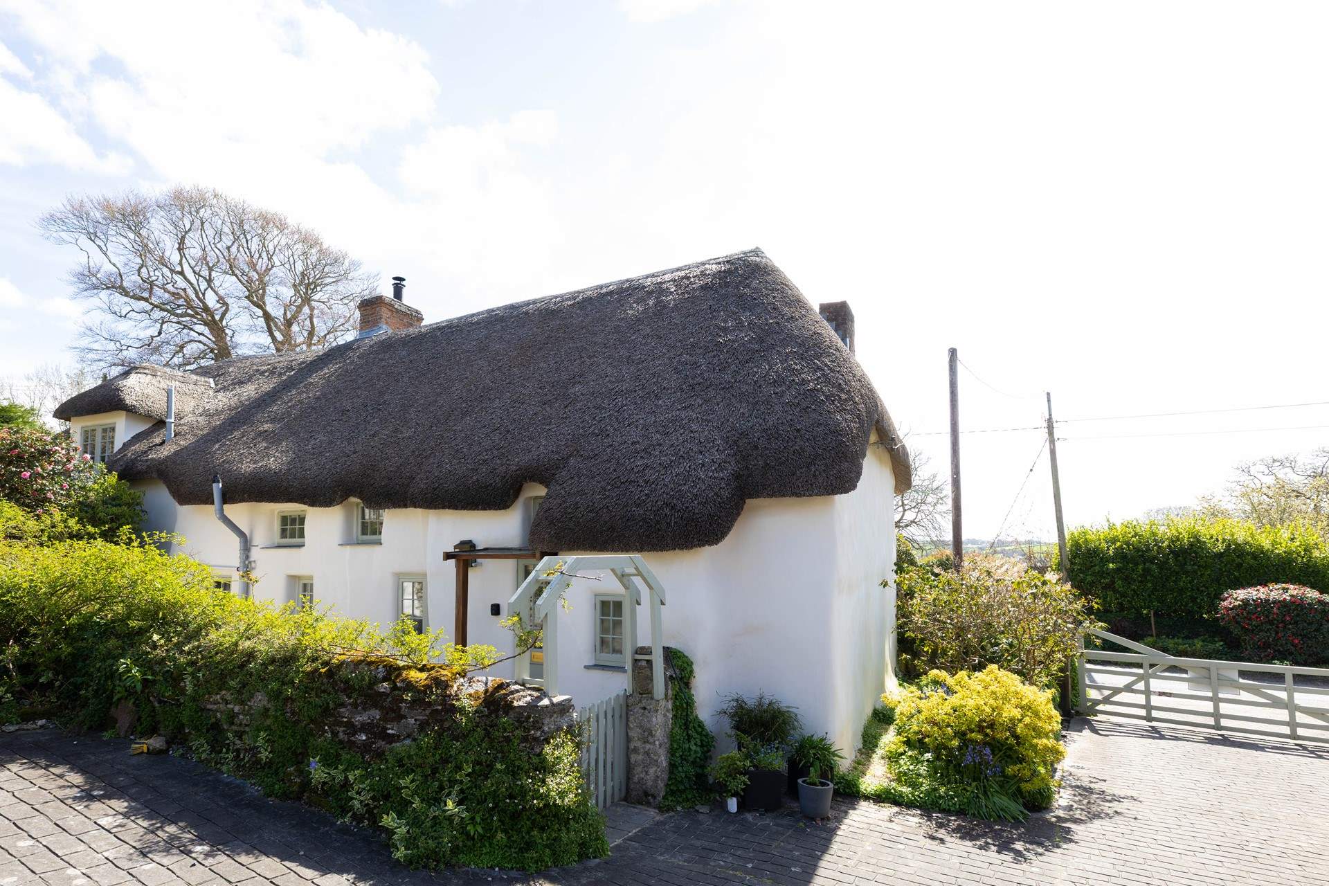 Such a pretty cottage. 