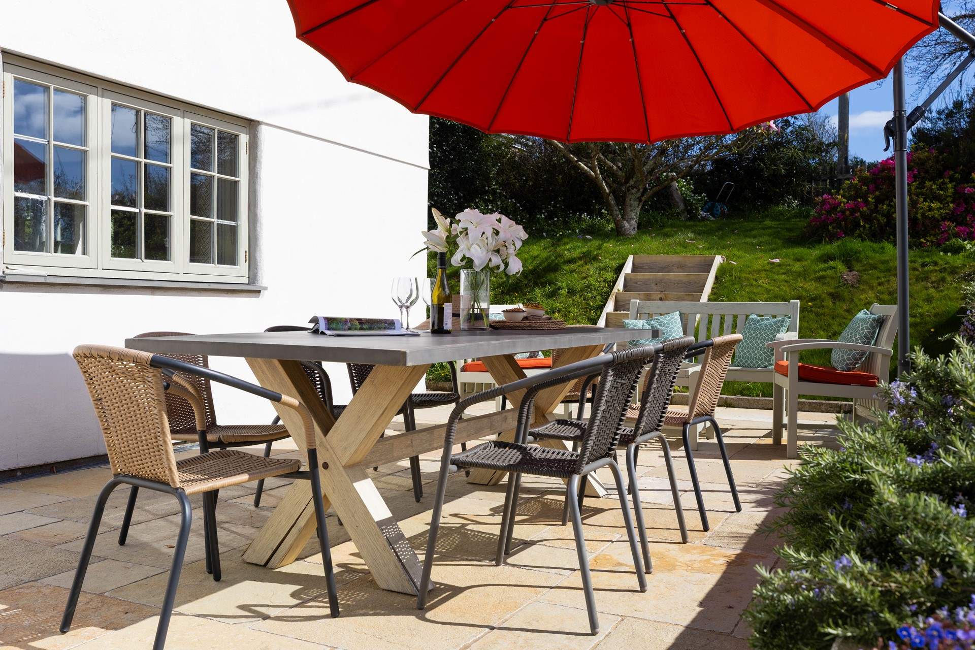 The large table is just the place for long relaxing lunches. 